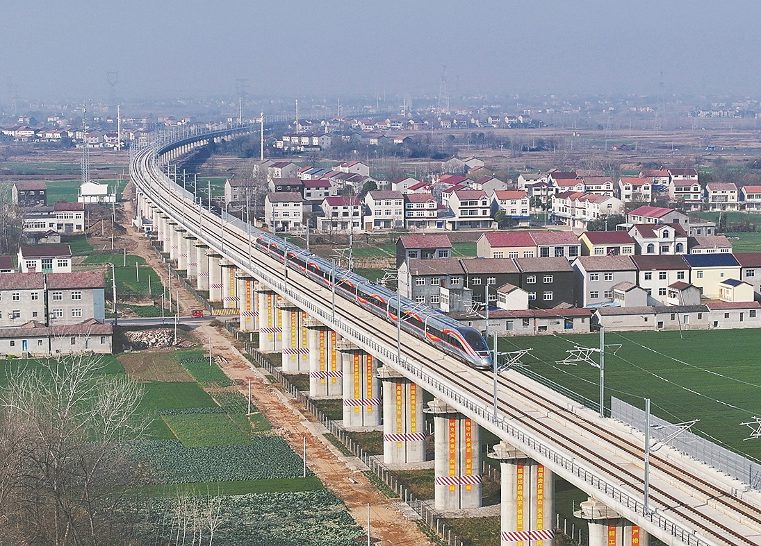 12月26日,一列复兴号在沪渝蓉沿江高铁钟祥段行驶。全媒体记者 谢勇 通讯员 沈正华 摄