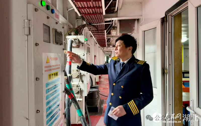 “总统7号”游轮轮机长张锐正检查自用岸电箱。人民网记者 张沛摄
