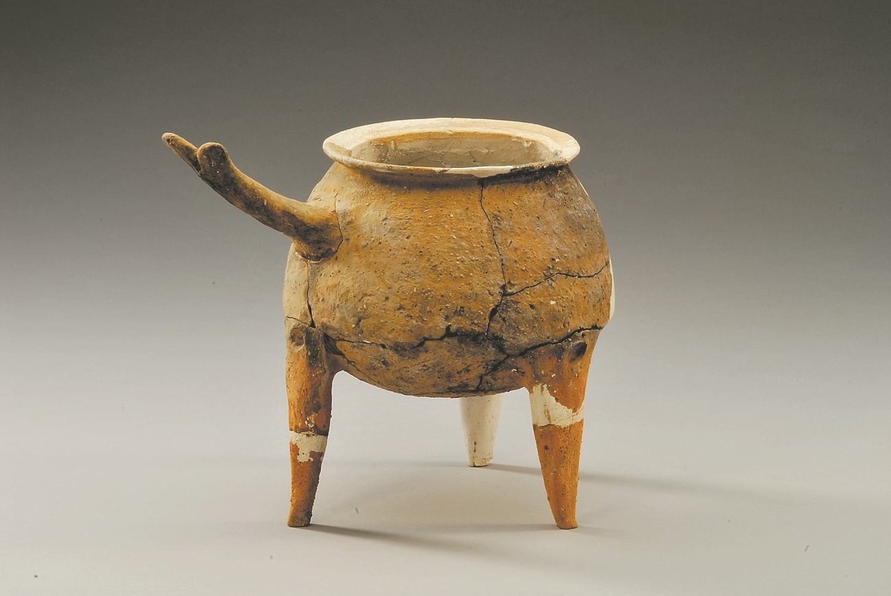 老鸹仓遗址出土的带把罐形陶鼎