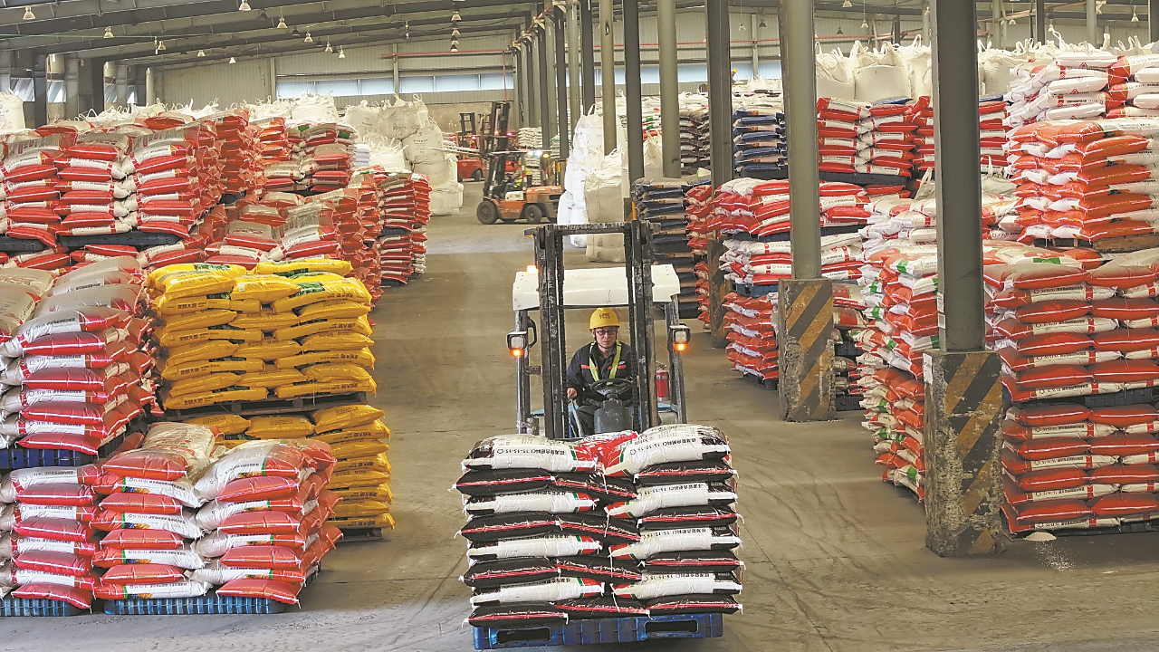 企业加紧生产。