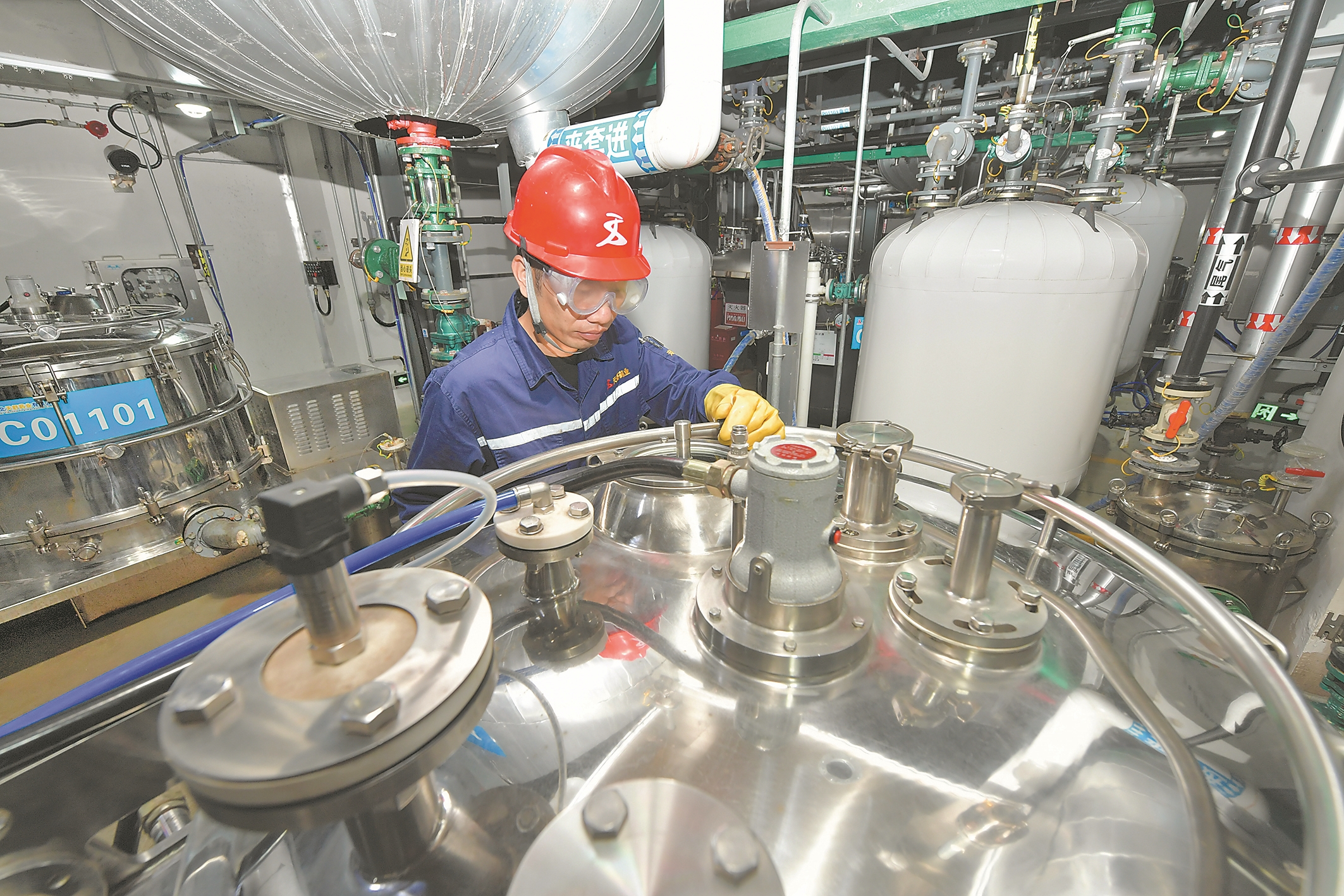 检查生产设备。