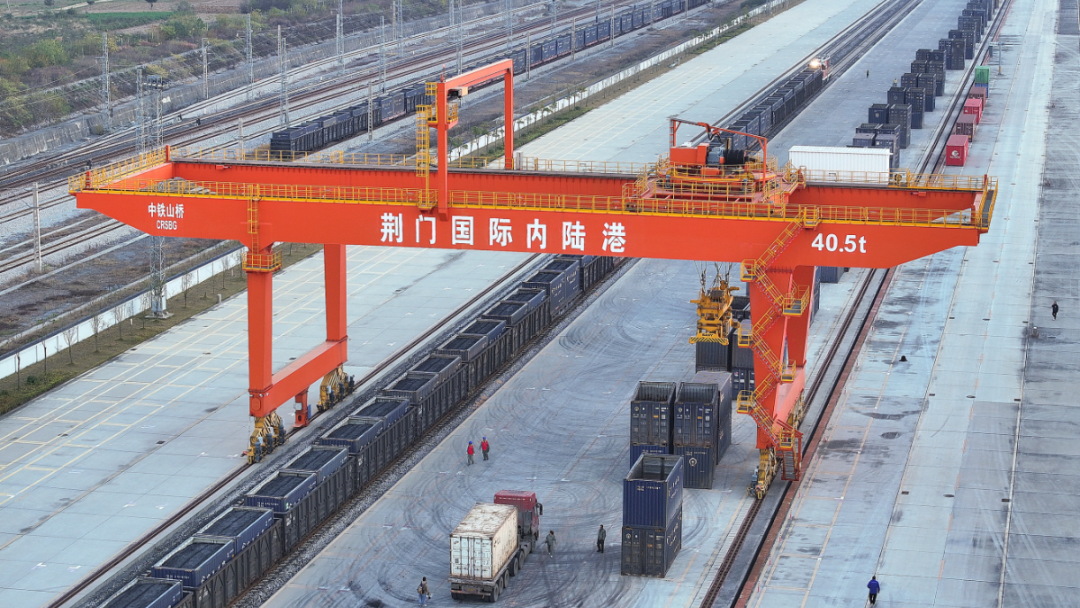 2025��11��28�գ��������Ź��繫˾����Ӧ�Ժ�������֯������Ա�����Ա�Ծ��Ź�����½�ۿ�չ�����豸����Ѳ���������Ų鹤����ȫ�����ϳ���������Ҫ������Ŧ�ڵ��»����µĹ��簲ȫ�������ȶ������Ź�����½�������ӡ�һ��һ·���볤�����ô�����Ҫ֧�㡣�����������Ź�����½����ҵ��æ�����ع�ҵԭ�Ϻ���ɫũ��Ʒ�ļ�װ���������У�ͨ����ˮ���ˡ���������˫ͨ����ʽ��ԴԴ���Ϸ���ȫ���������г�������  ��ʫ�� (3).jpg