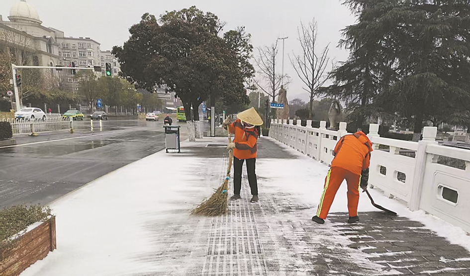 环卫工在扫雪 全媒体记者陈莉莉 通讯员丁玲 摄