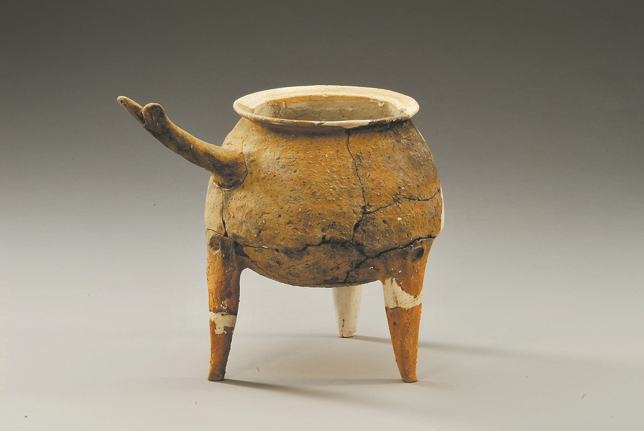 老鸹仓遗址出土的带把罐形陶鼎。