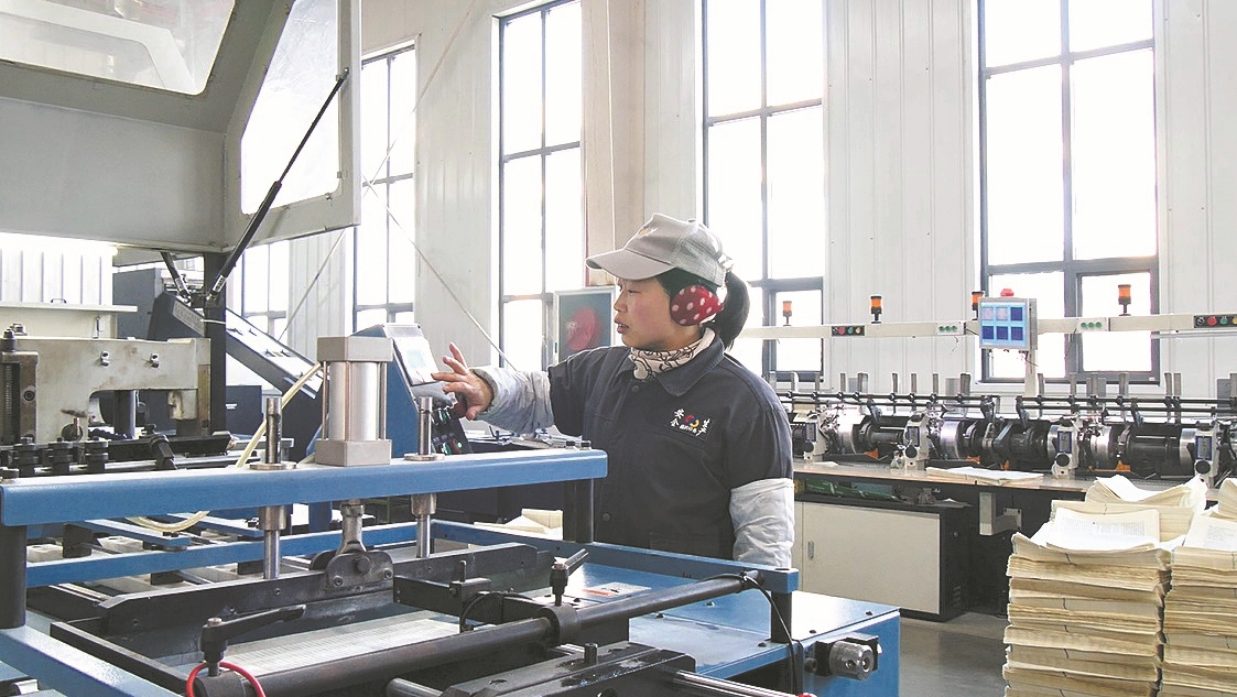鑫趵印务公司生产车间。 通讯员 郑梦欢 摄
