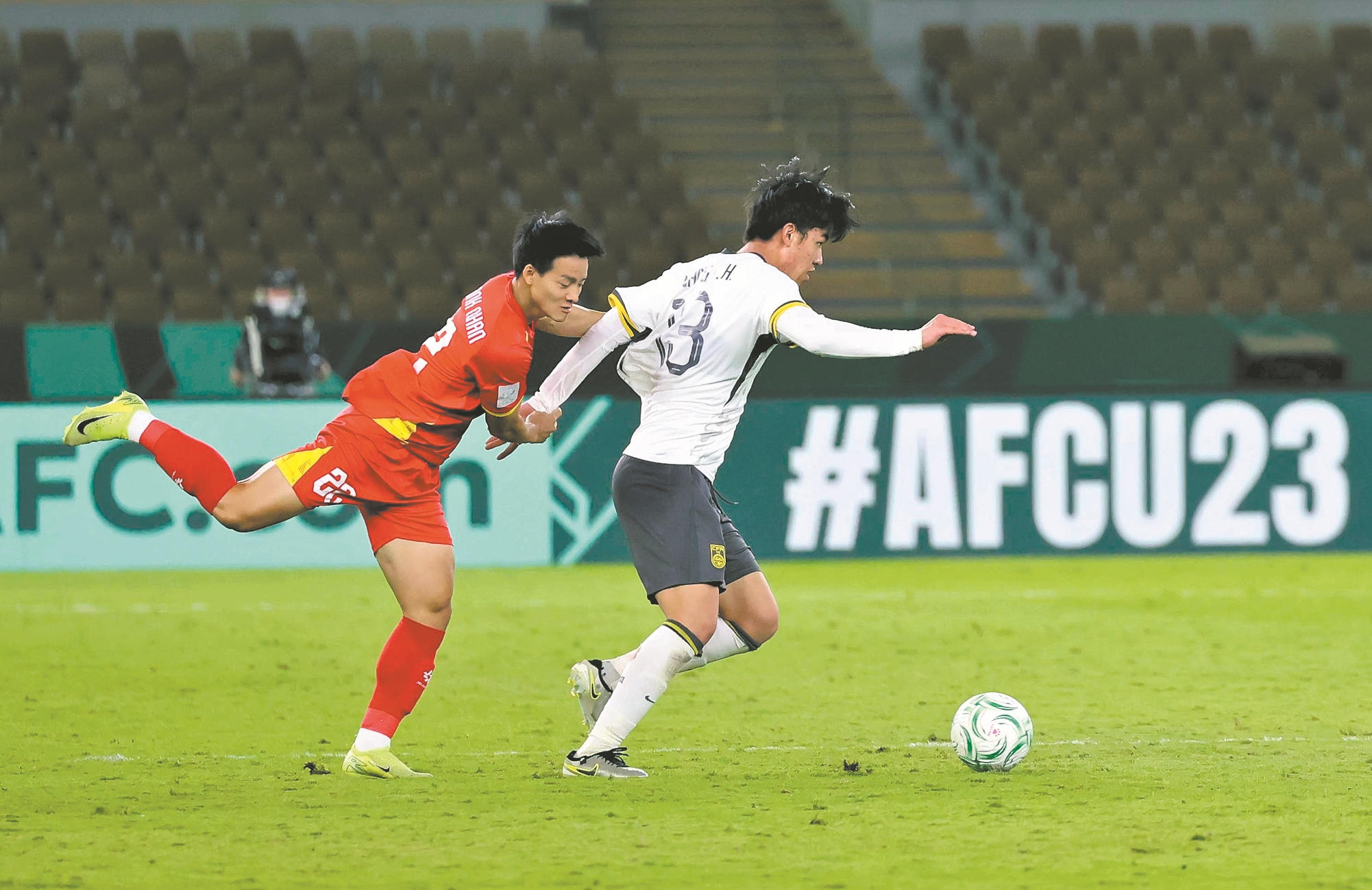 1月20日,中国队球员王博豪(右)在比赛中拼抢。当地时间1月20日,在沙特阿拉伯吉达举行的2026年亚足联U23男足亚洲杯半决赛中,中国队3比0战胜越南队,晋级决赛 新华社 发