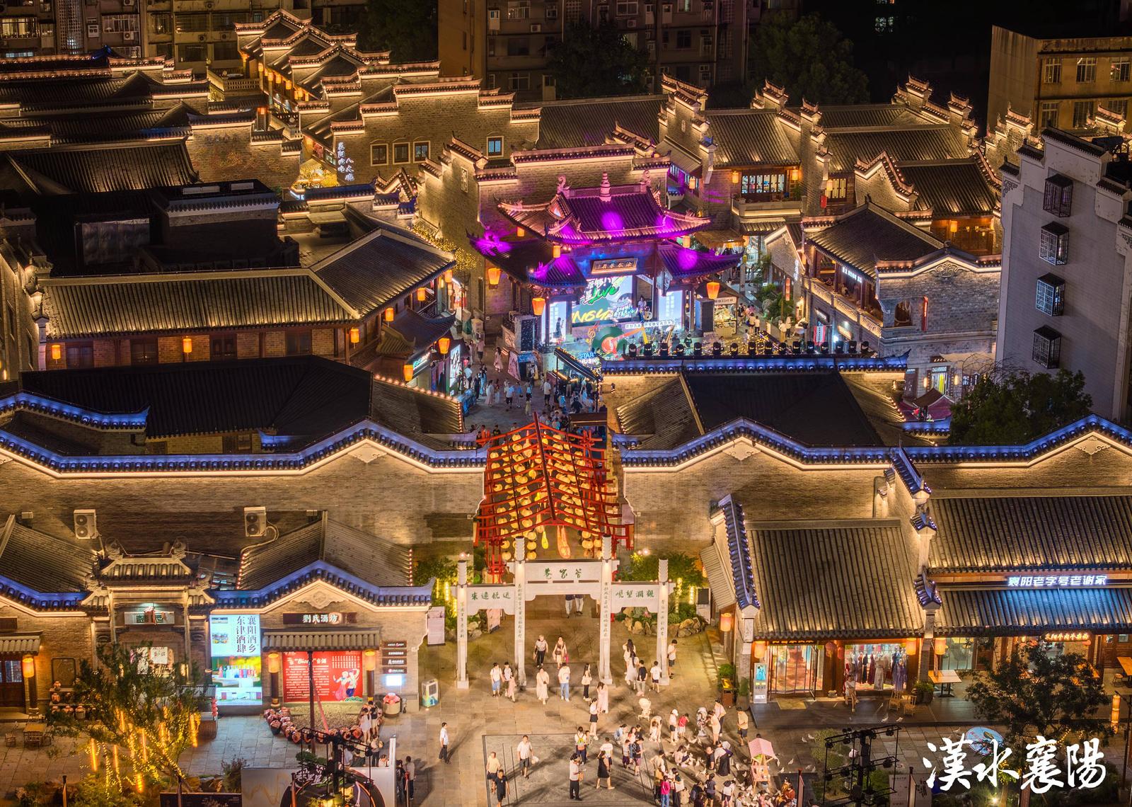 ▲游客在襄阳古城管家巷游览(资料图片)