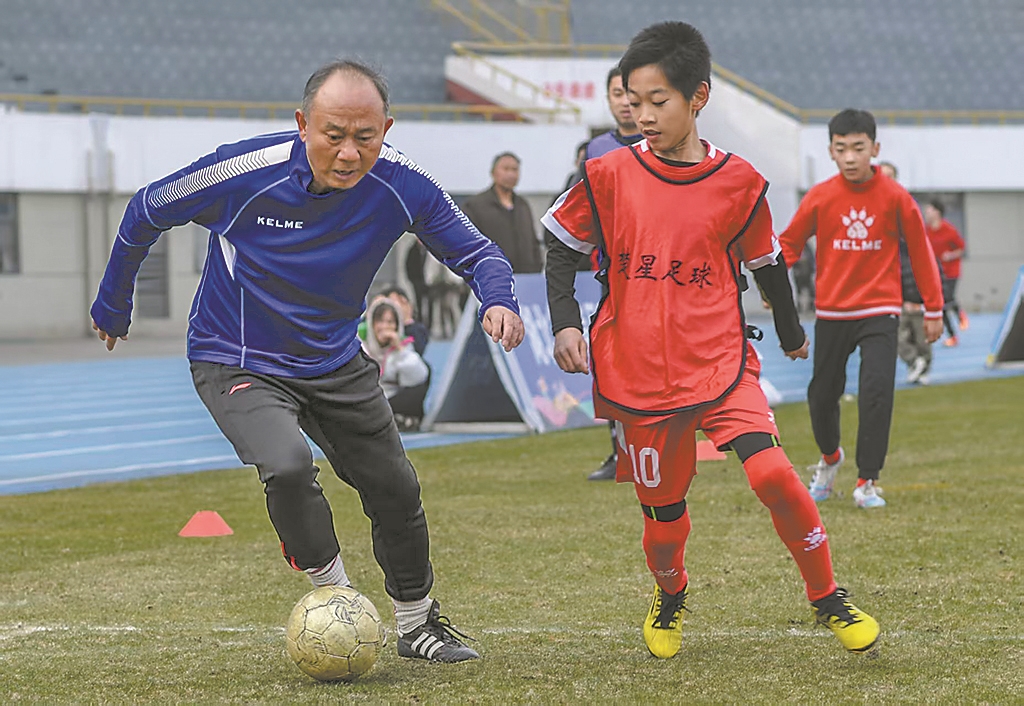 教练指导小球员训练。(受访者供图)