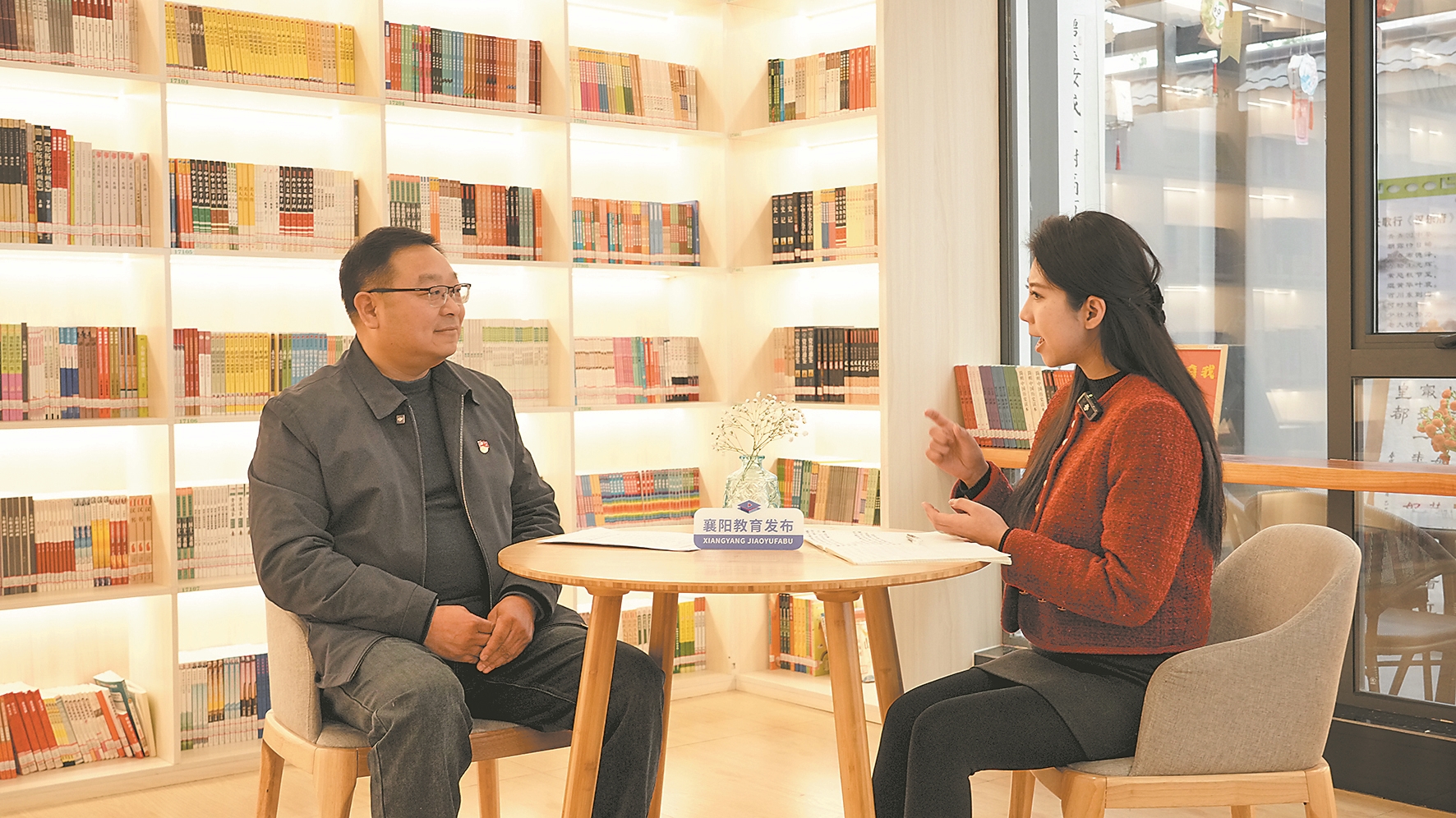 范友文(左)接受采访。