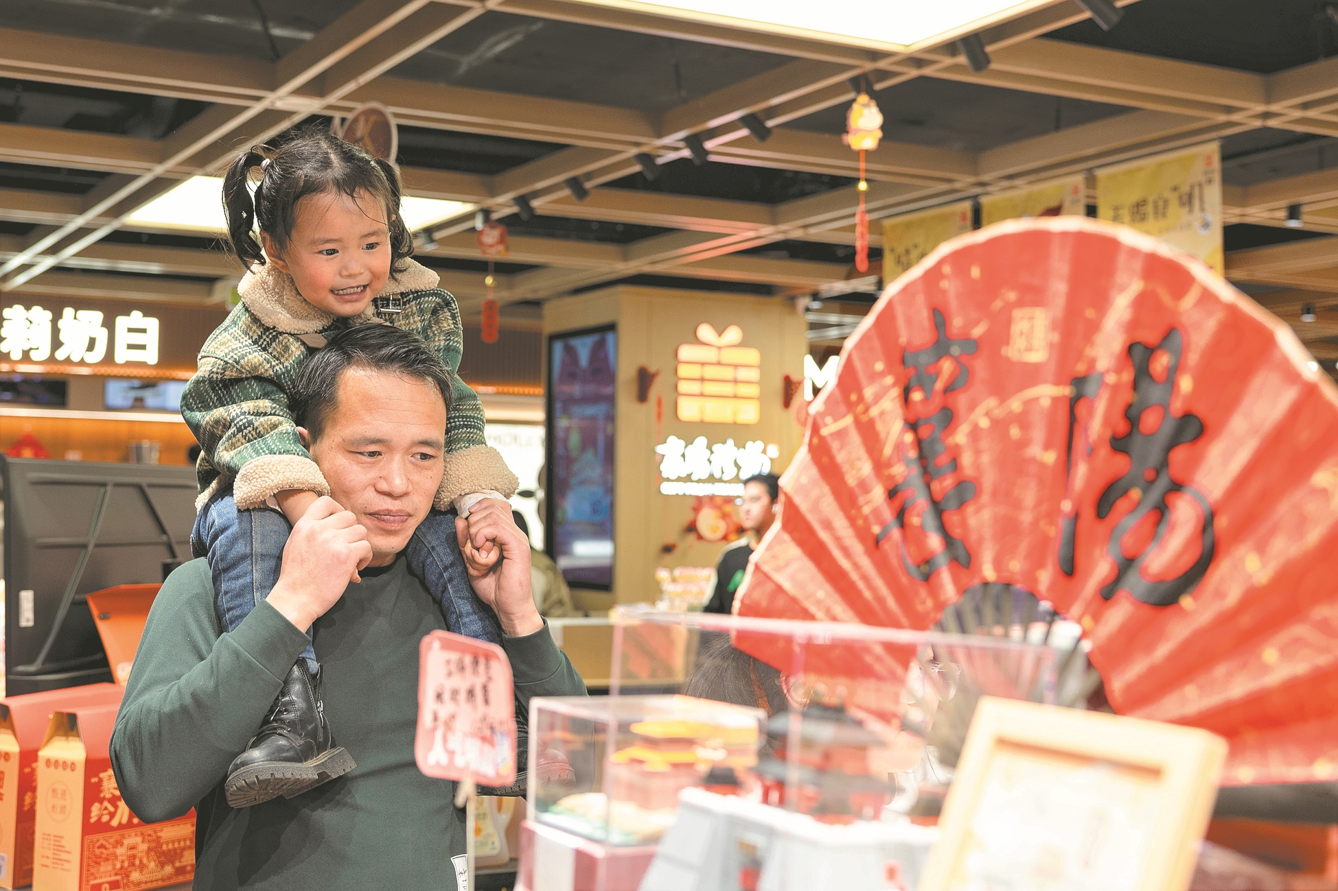 游客在昭明台一家文创产品店铺选购文创产品。全媒体首席记者 杨东 摄