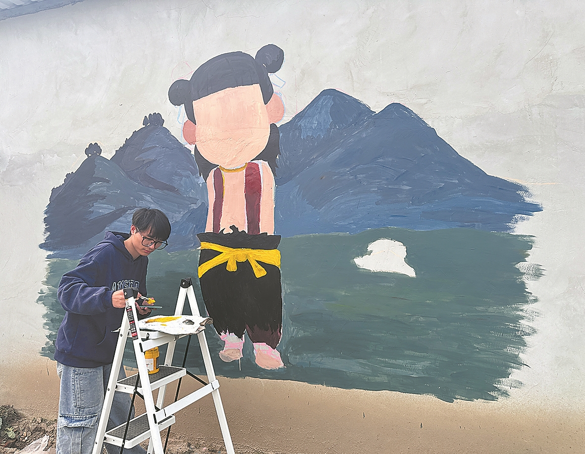 赵玉森为村里绘制墙画(受访者供图)