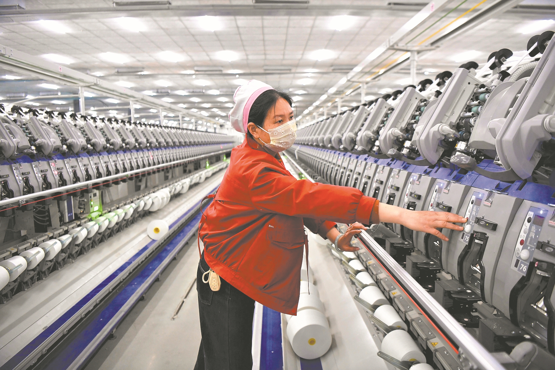 智能纺织提效率 近日,在位于襄州区的湖北金恒昌纺织有限公司四期项目生产车间,工作人员正操作新引进的智能涡流纺纱机。据悉,该机器集成自动接头、落纱、放管等全流程自动化功能,生产效率大幅提升。 记者 乔森垚 刘自航 摄