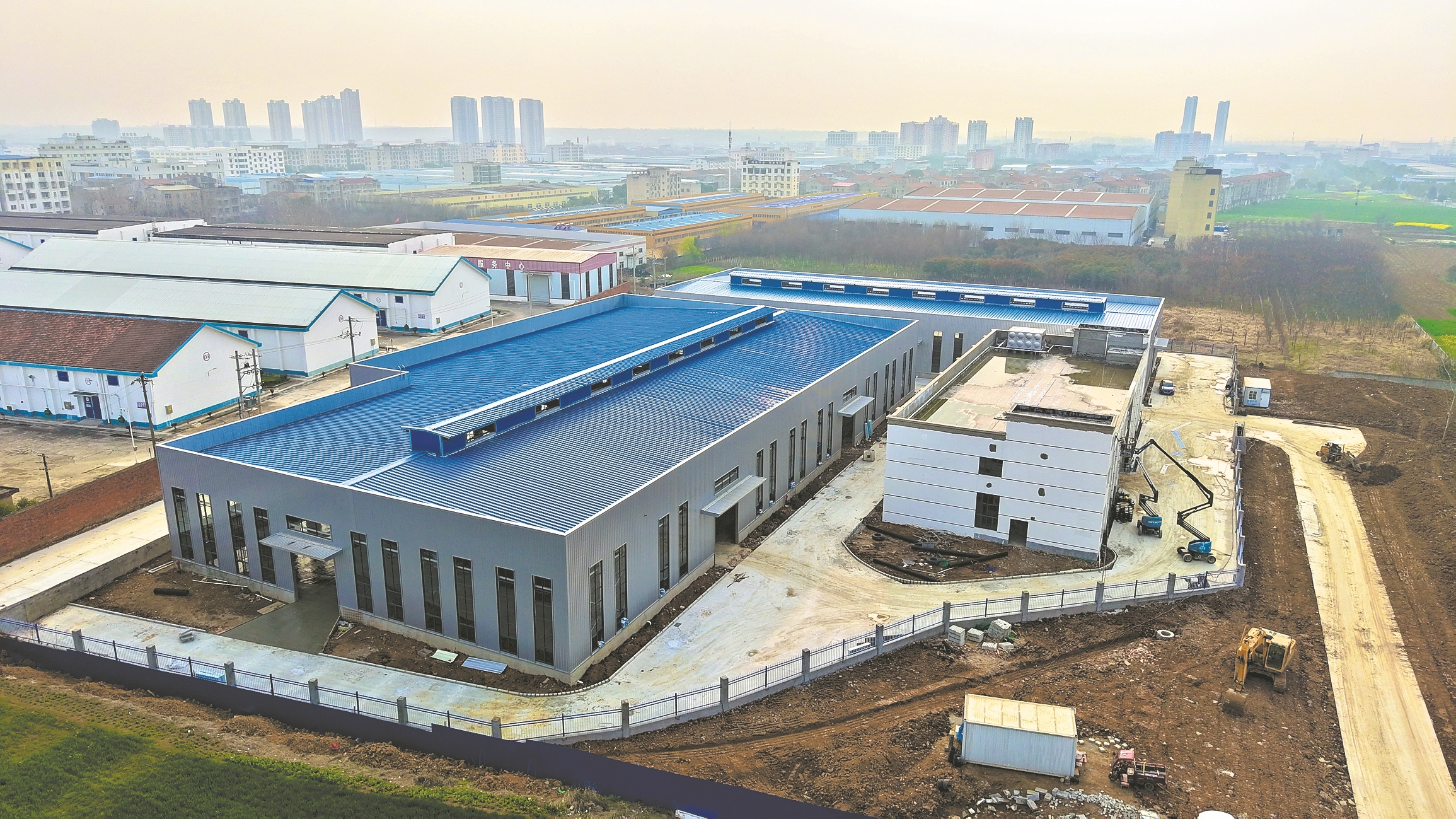 壮大食品加工产业链条 3月9日,襄阳市香甜甜食品厂休闲零食加工项目厂房主体已建设完工,即将开展内部装修。据了解,该项目总投资1亿元,将引入年产1.5万吨休闲食品生产线,进一步壮大襄州区食品加工产业链条。记者 乔森垚 刘自航 摄