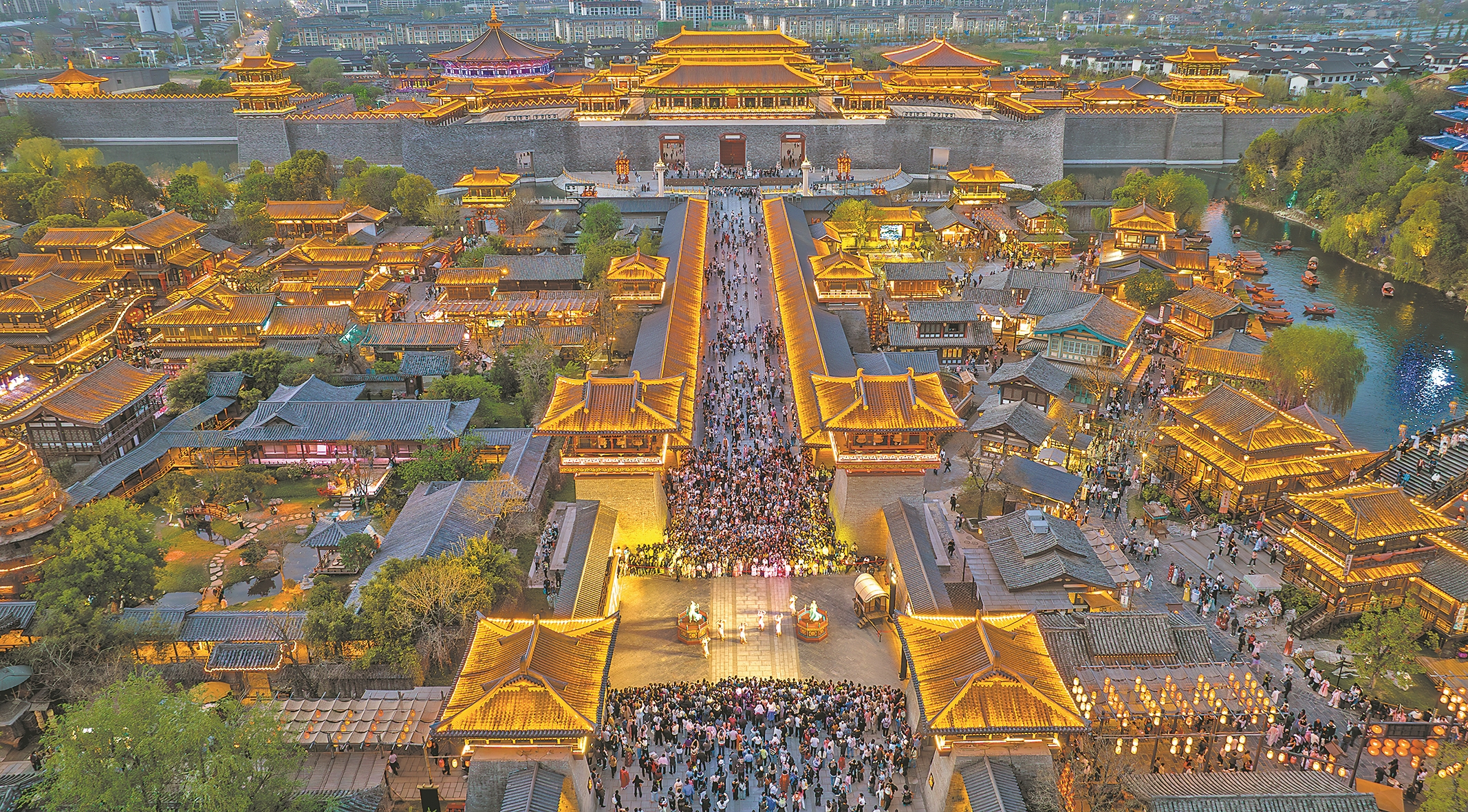 唐城璀璨的夜景和丰富多彩的演出,吸引了众多游客前来游玩。记者 杨东 摄