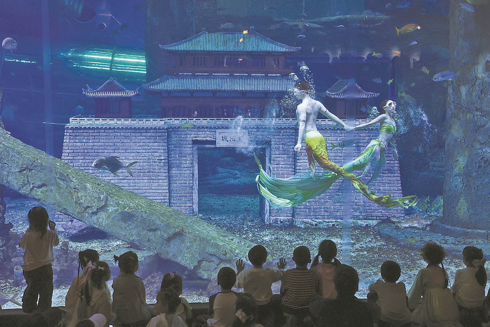 游客在华侨城奇幻谷观看表演。记者 杨东 通讯员 刘羲宁 摄