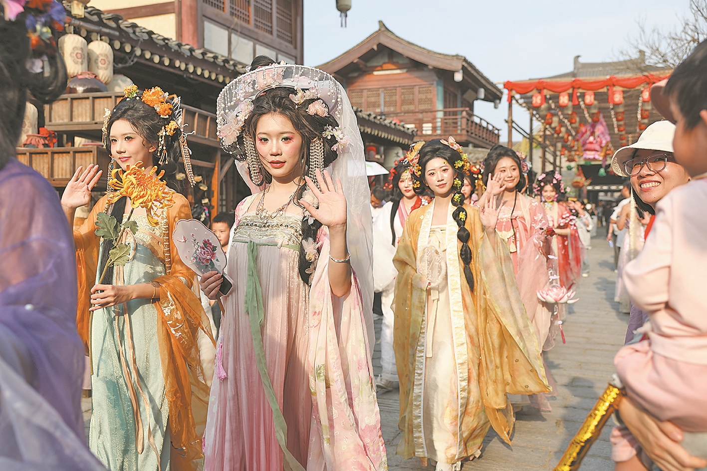 在唐城,身穿汉服的女子扮演的“十二花神”巡游、表演。记者 杨东 摄