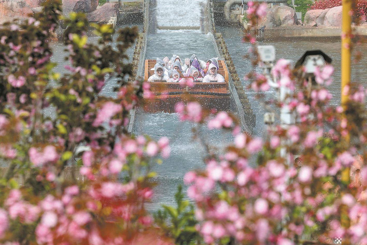 游客在华侨城奇幻谷体验方舟大冒险。记者 杨东 通讯员 刘羲宁 摄