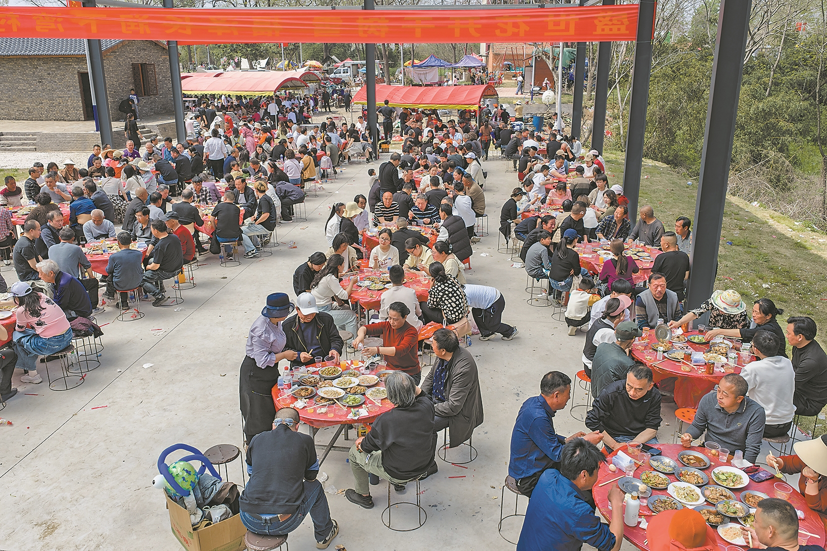 襄州区朱集镇下湾村第二届梨花文化艺术节开幕,游客在品尝千人宴。记者 王虎 张雪飞 摄