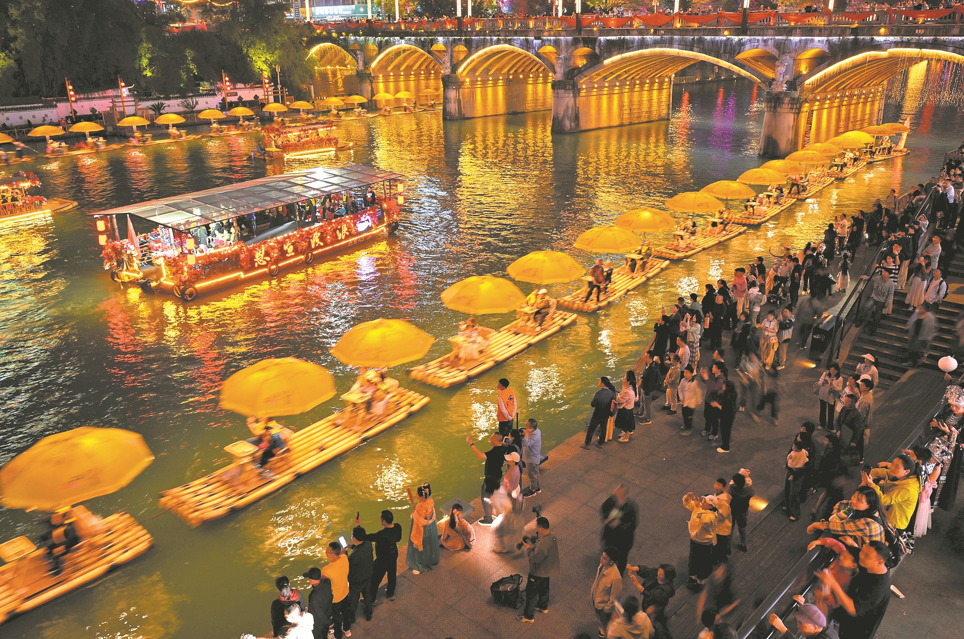 4月4日,游客在湖北省宣恩县城贡水河畔乘坐“龙游贡水”竹筏赏景游玩。 文化和旅游部4月7日公布2026年清明节假期文化和旅游市场情况。经文化和旅游部数据中心测算,假期3天,全国国内出游1.35亿人次,同比增长6.8%;国内出游总花费613.67亿元,同比增长6.6%。新华社 发
