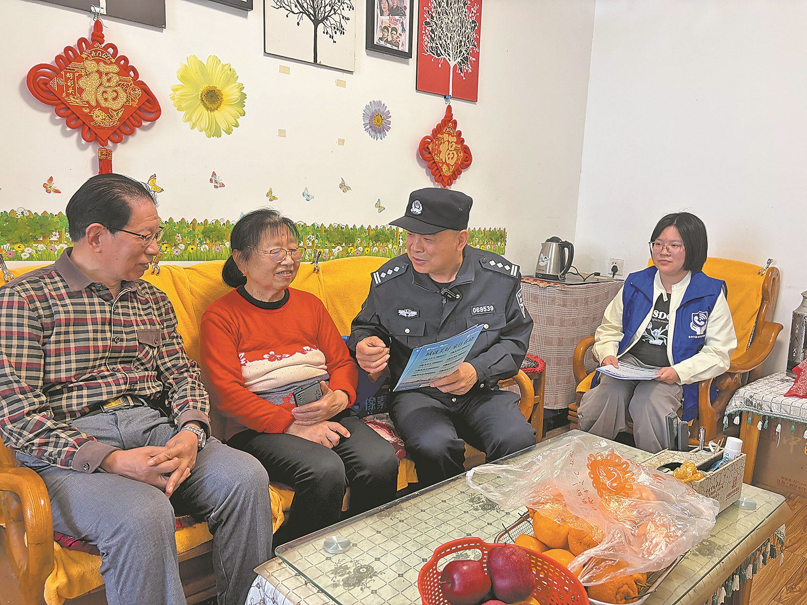 赵海峰为居民宣传反诈知识。记者 陈莉莉 通讯员 李罗曼 摄