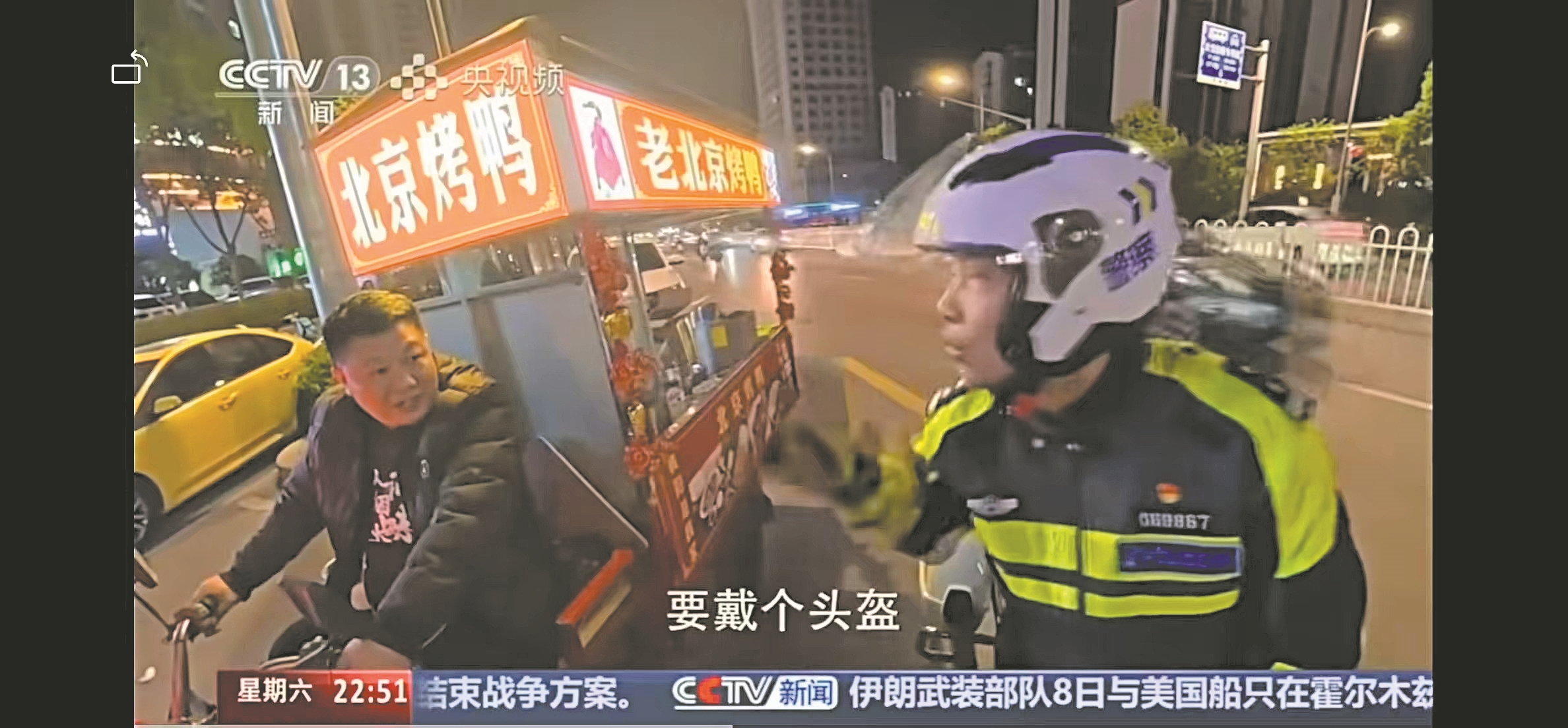 曾怀庆“拉家常式执法”。(视频截图)