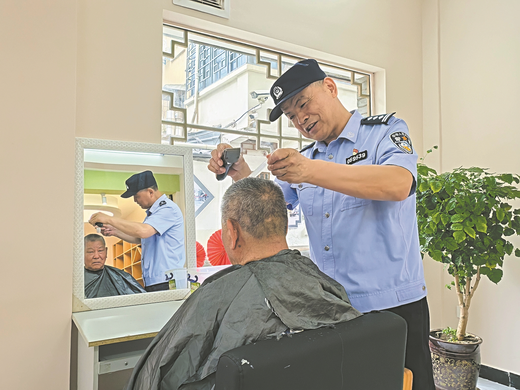 赵海峰为社区居民义务理发。 记者 陈莉莉 摄