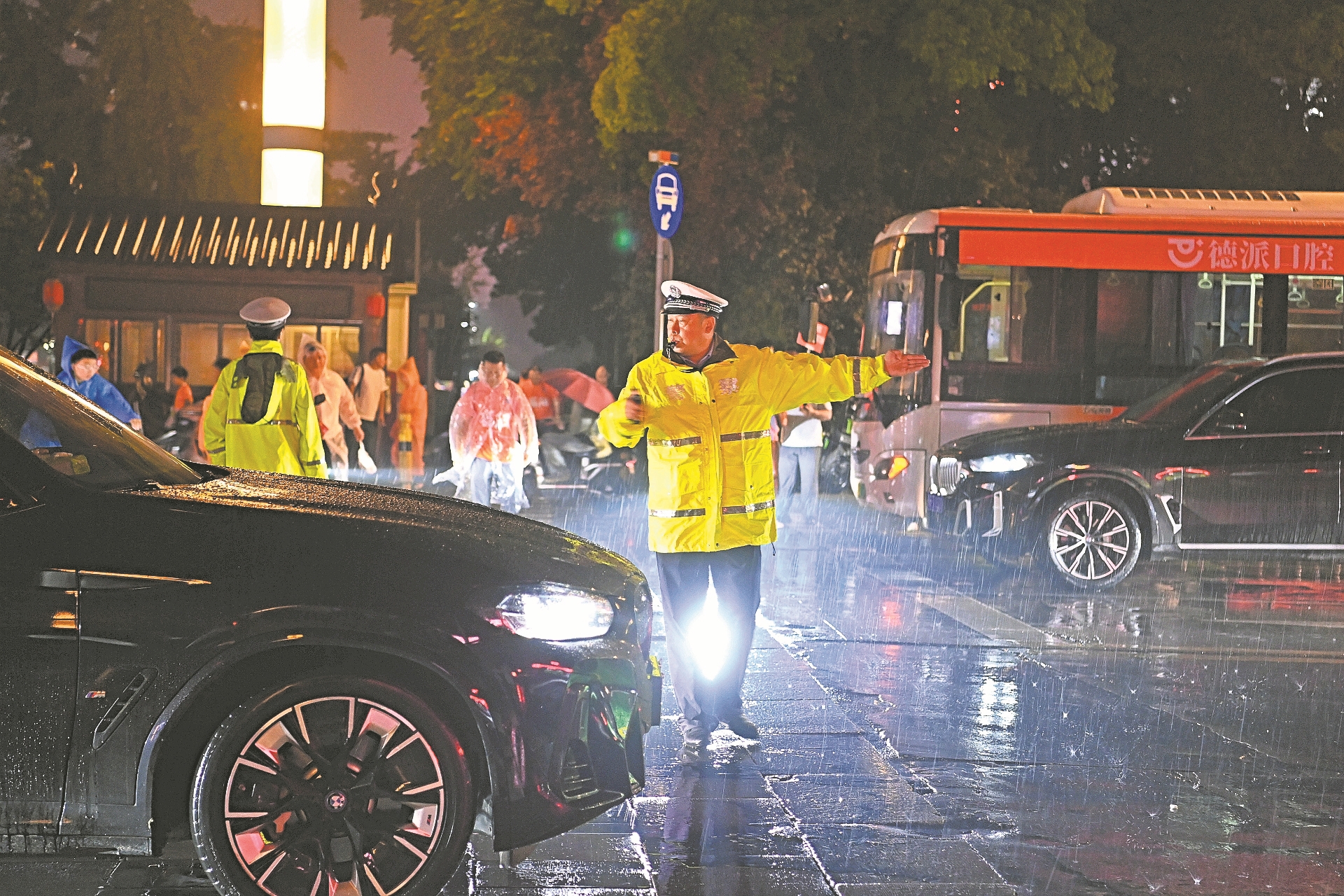 交警在雨中疏导交通。
