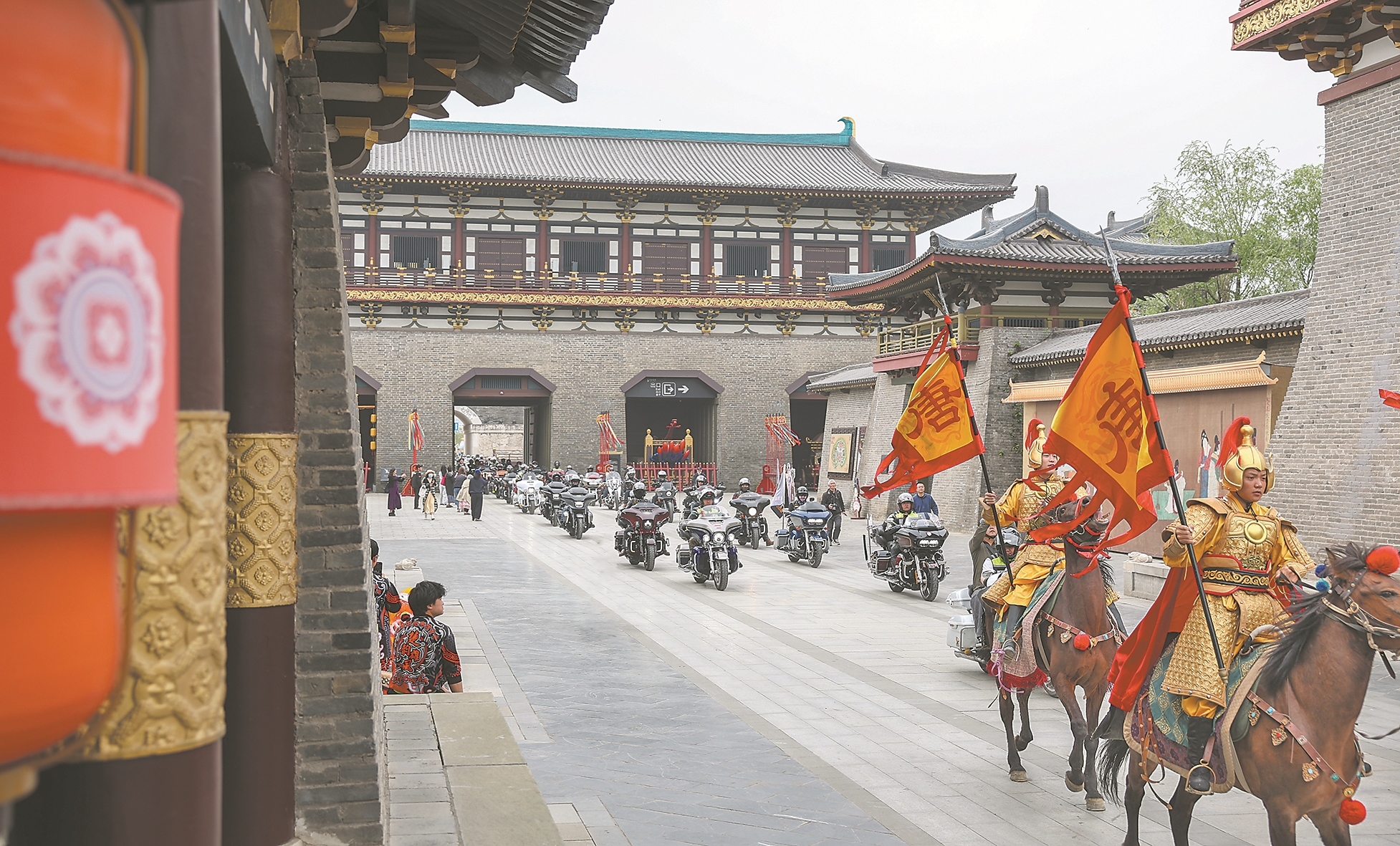 4月7日,机车爱好者在唐城骑行。记者 杨东 摄