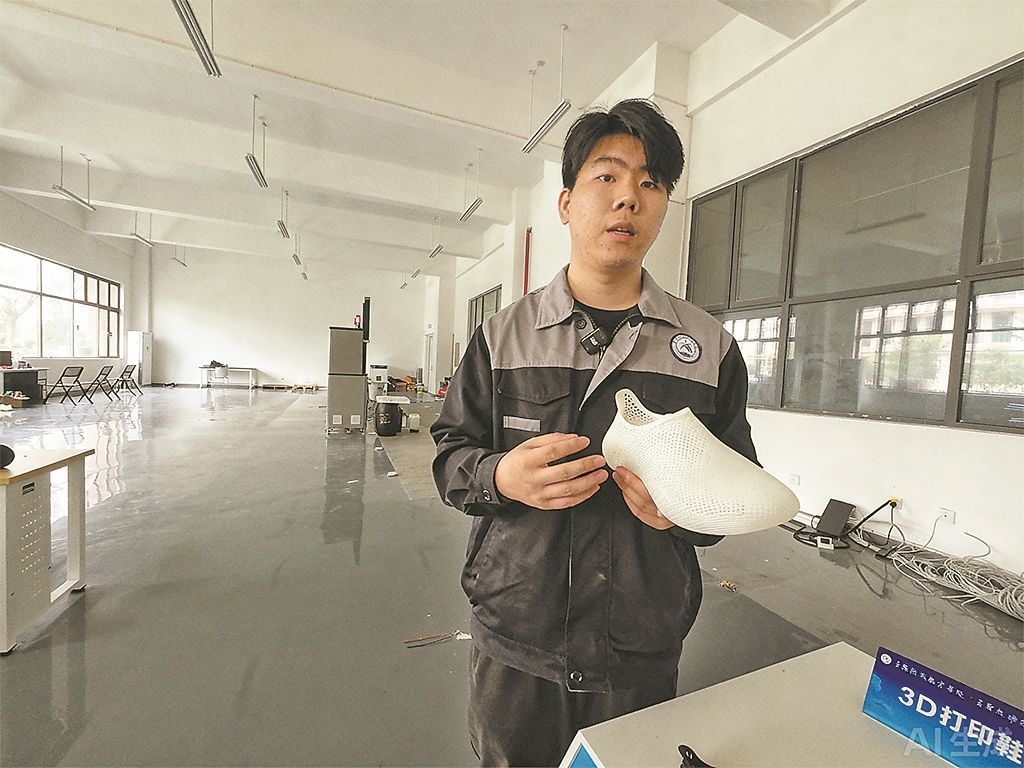 樊佳琦展示自己制作的鞋子