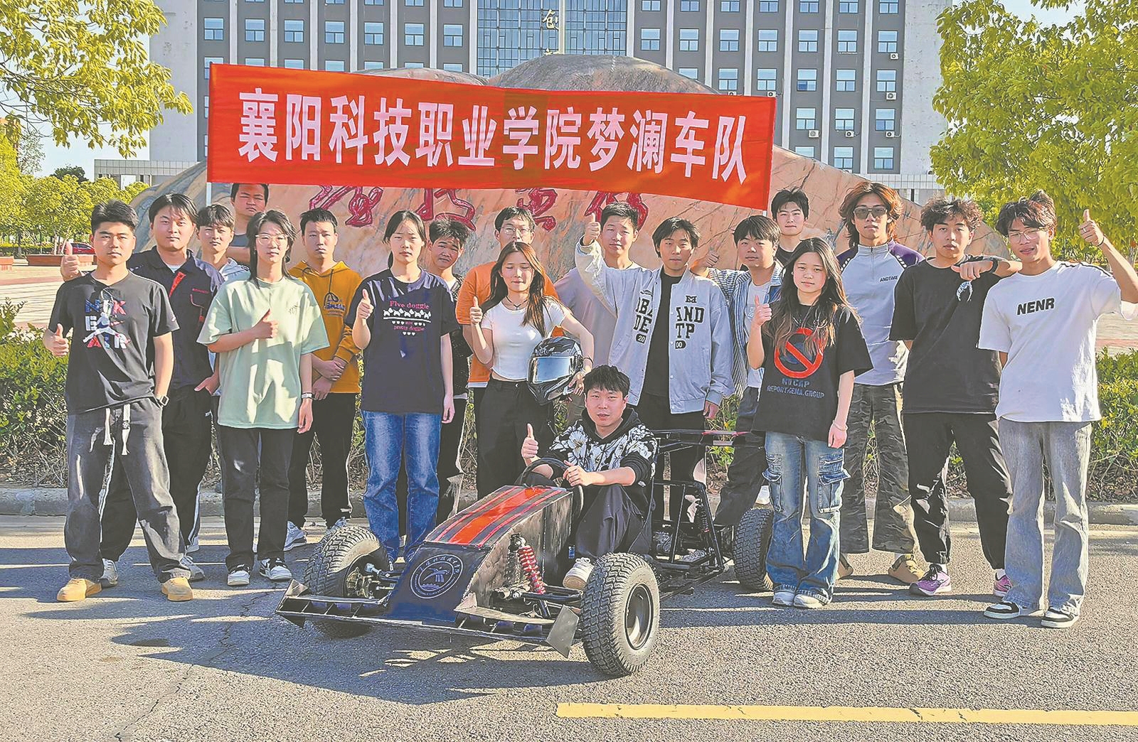 阳芳杰(身穿白色夹克)、指导老师左宏宇(坐在赛车上)以及队友们