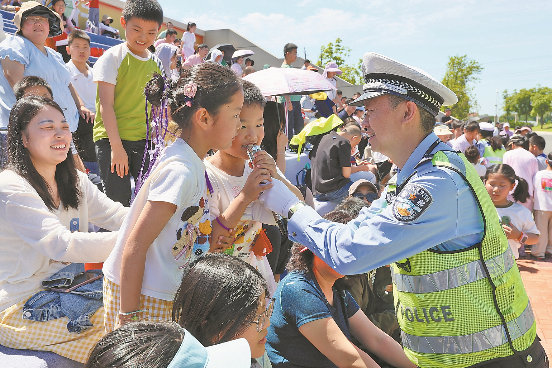 民警以交通安全情景模拟、互动问答的趣味形式,为孩子们普及交通安全知识。5月30日,市公安局特警支队联合交管支队、襄城公安分局、襄阳四中举办“相聚警营·欢度童趣六一”主题警营开放日活动,邀请民辅警子女、学生代表走进警营,体验别样“警”彩童年。记者 李旭晖 摄
