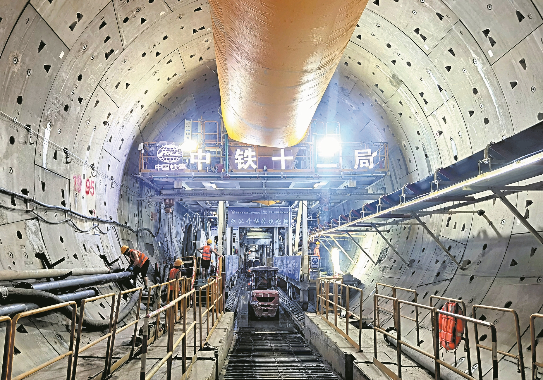 5月28日,保康县过渡湾镇,引江补汉工程土建6标“江汉开拓号”硬岩掘进机(TBM)作业现场。特约通讯员 陈泉霖 张照 摄