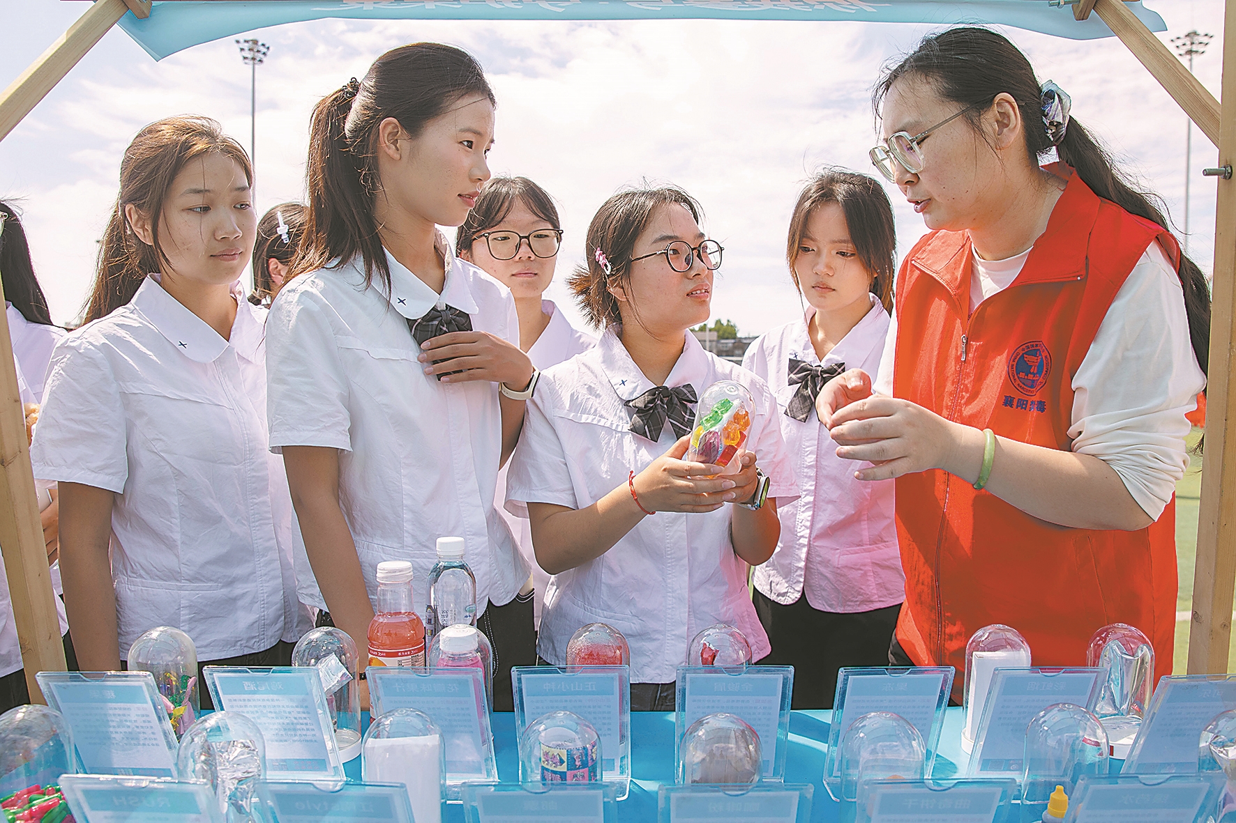 6月9日,在湖北文理学院理工学院,工作人员展示仿真毒品,科普禁毒知识。 记者 李旭晖 摄