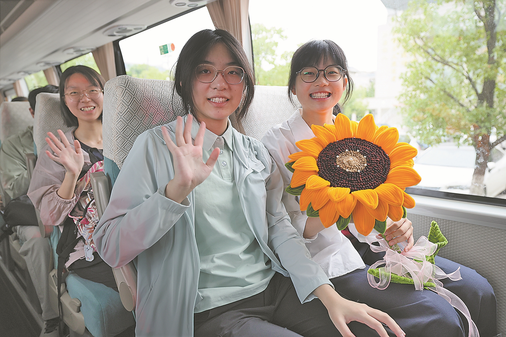 6月7日,考生自信满满赴考 记者杨东 摄