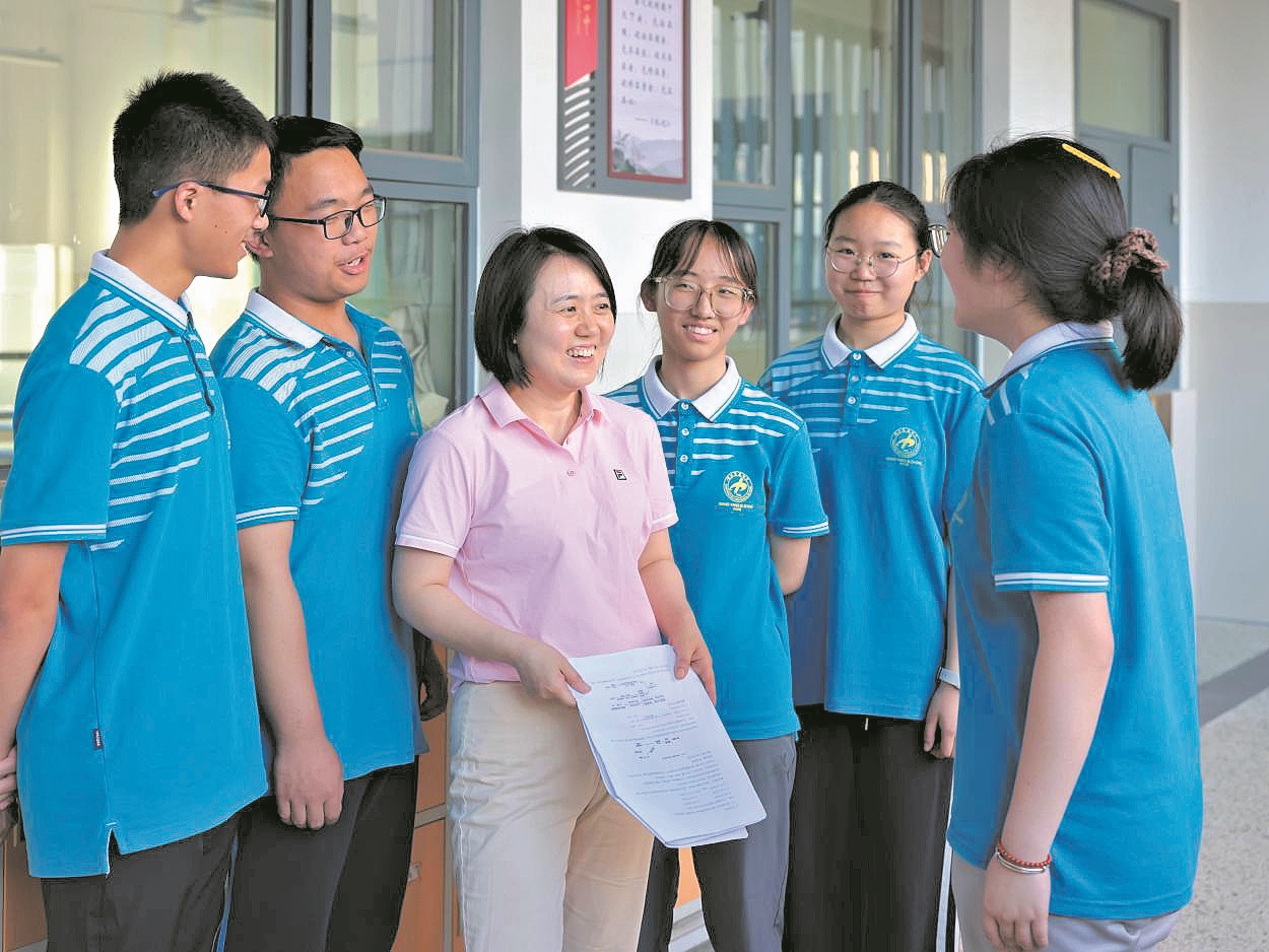 陈建茹(中)和学生们在一起。
