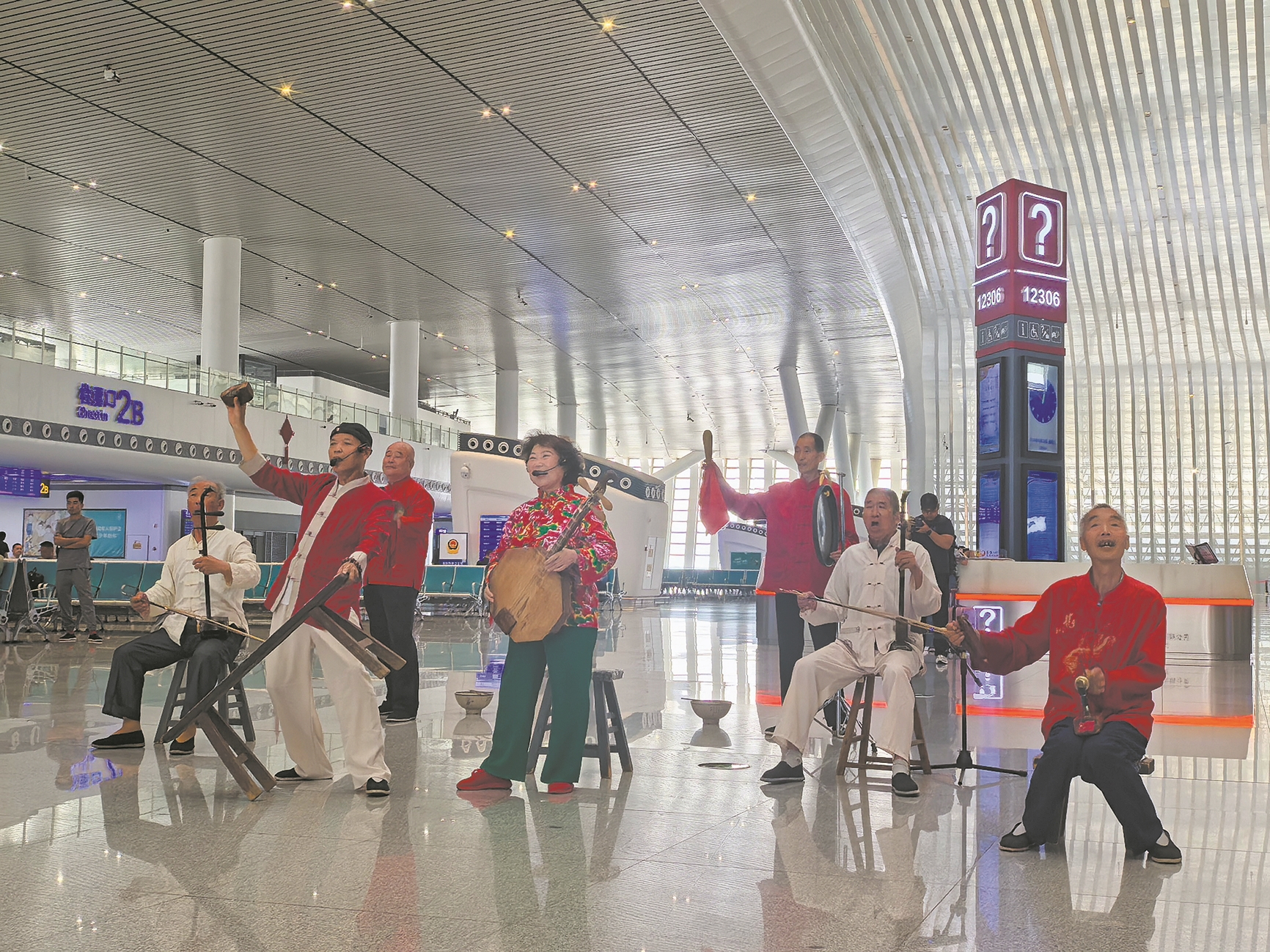 7位演员在襄阳东站为旅客表演华阴老腔。 记者 陈莉莉 摄