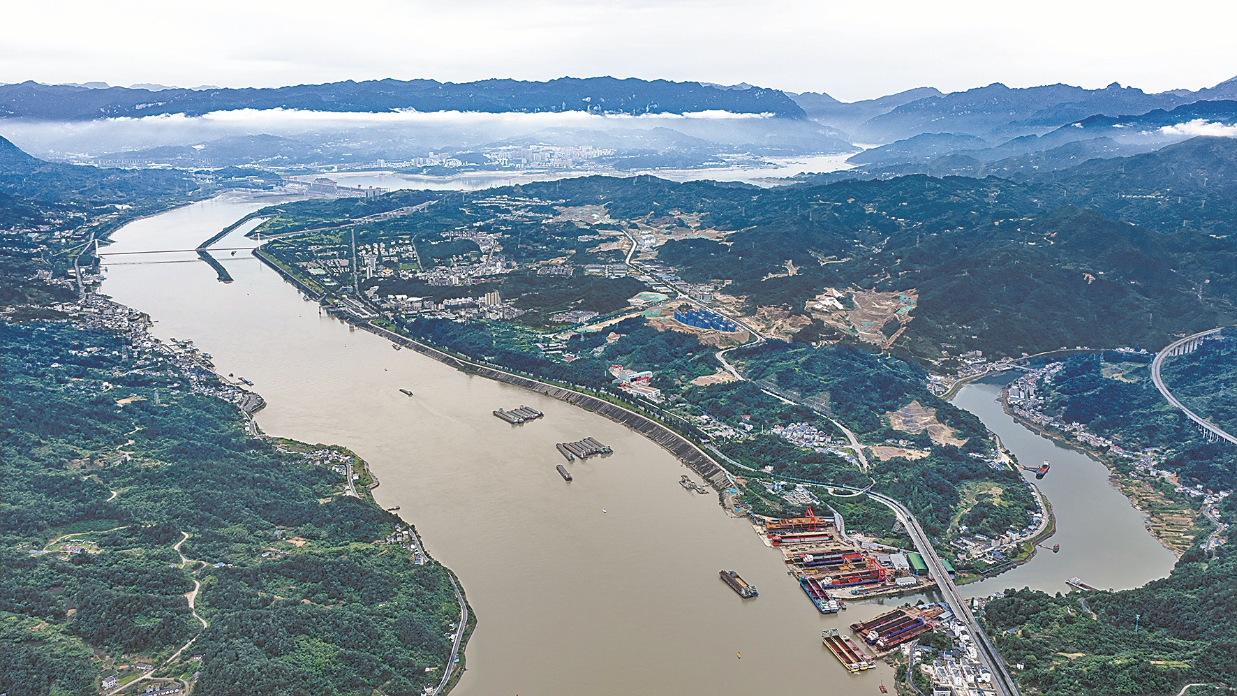 2026年6月8日拍摄的三峡水运新通道工程三峡枢纽新通道施工现场。 新华社 发