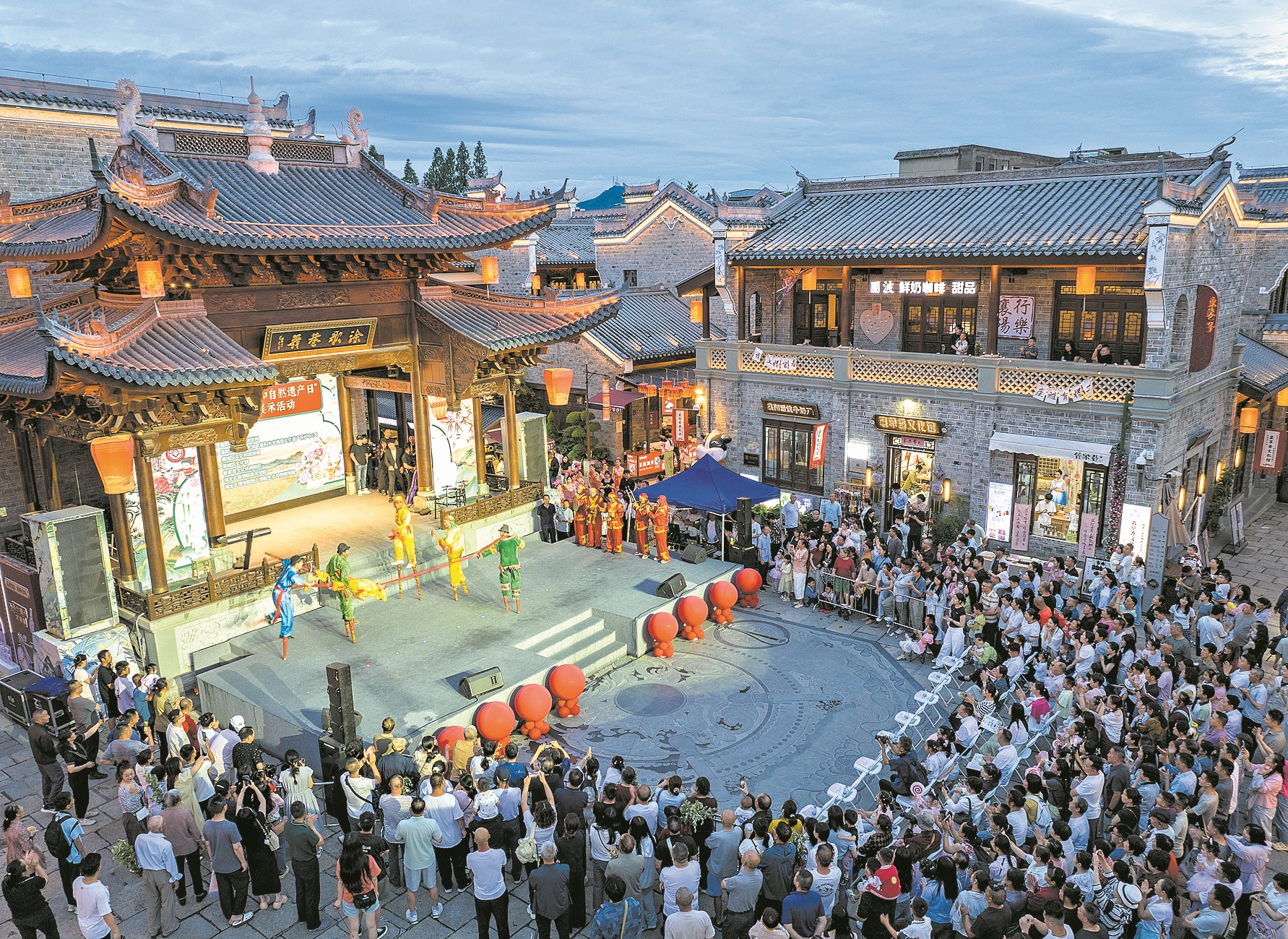 6月12日,市民和游客在管家巷观看东巩高跷花鼓表演。记者 杨东 摄