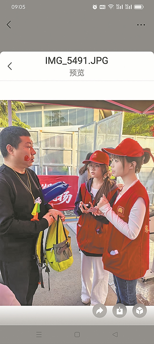 郭玉婷(右一)、王韵萱(右二)在做志愿服务。(图片由受访者提供)