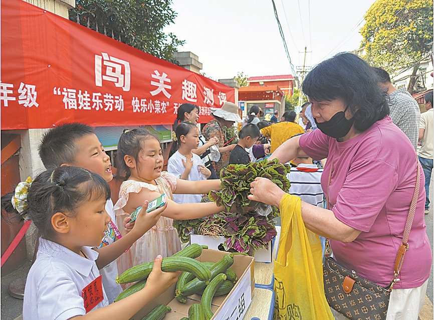 “小菜农”向顾客介绍蔬菜