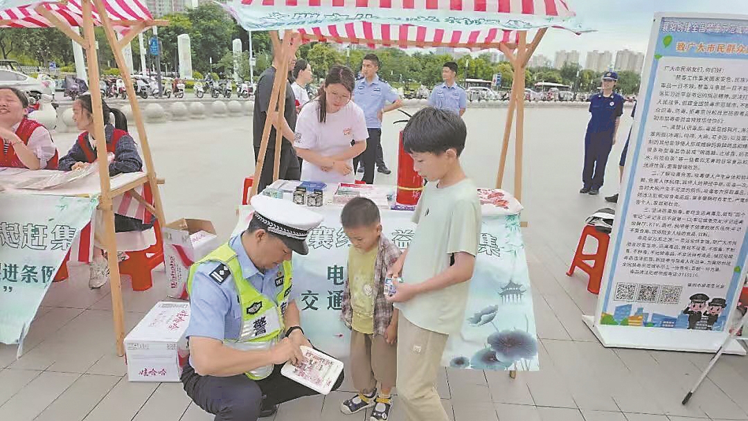 高新区吾悦广场开展的“文明襄约・益起赶集”主题活动现场
