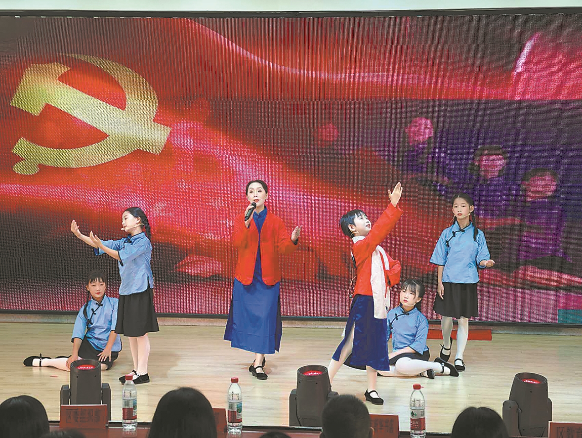 师生现场演绎。记者 李旭晖 通讯员 王玉玺 卢一帆 摄