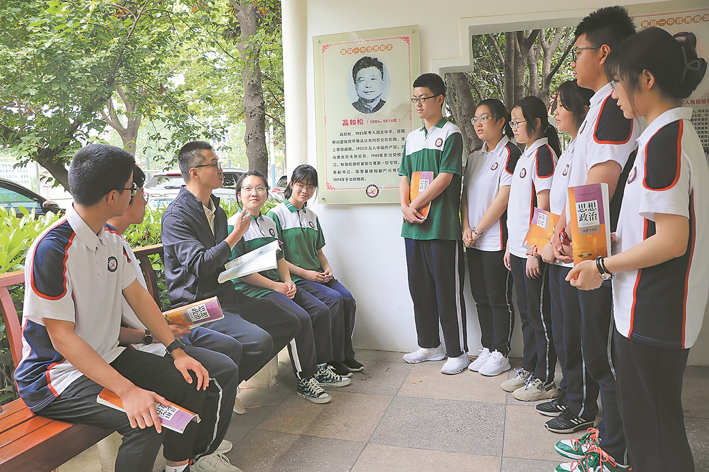 学生在鸿文长廊上思政课