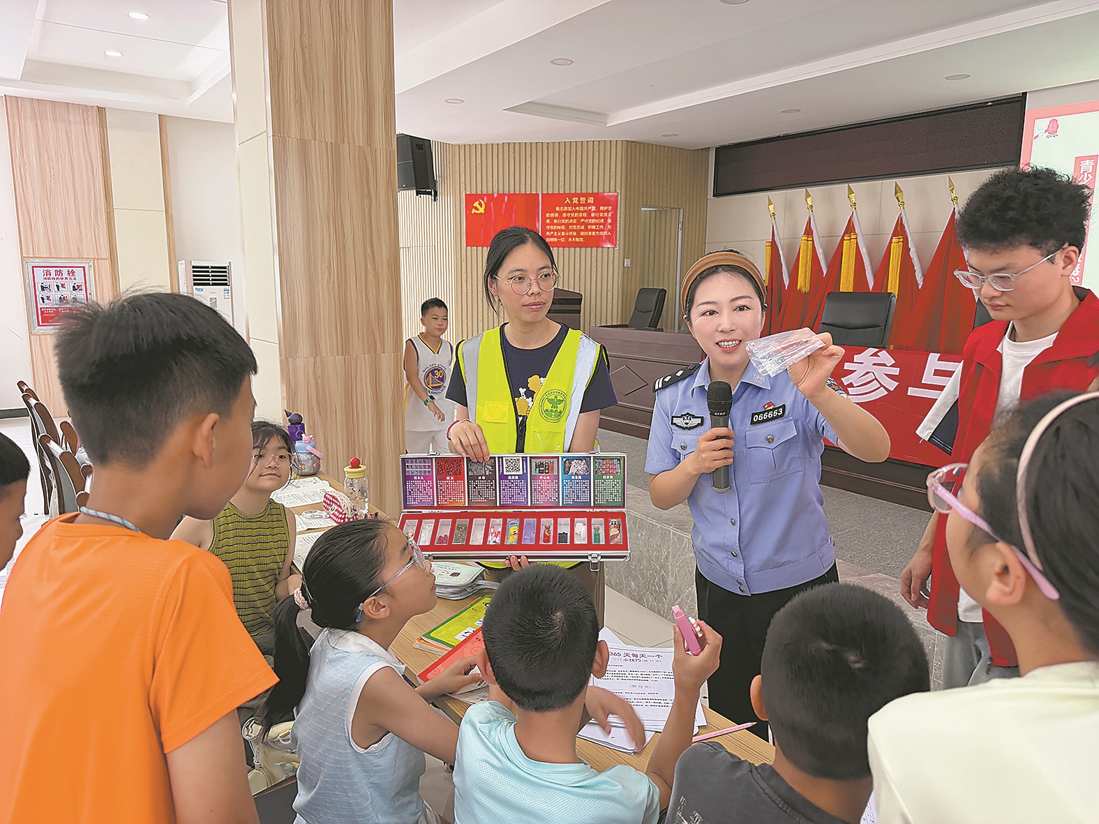 民警为孩子们讲解毒品的危害。 通讯员 戴玥 摄