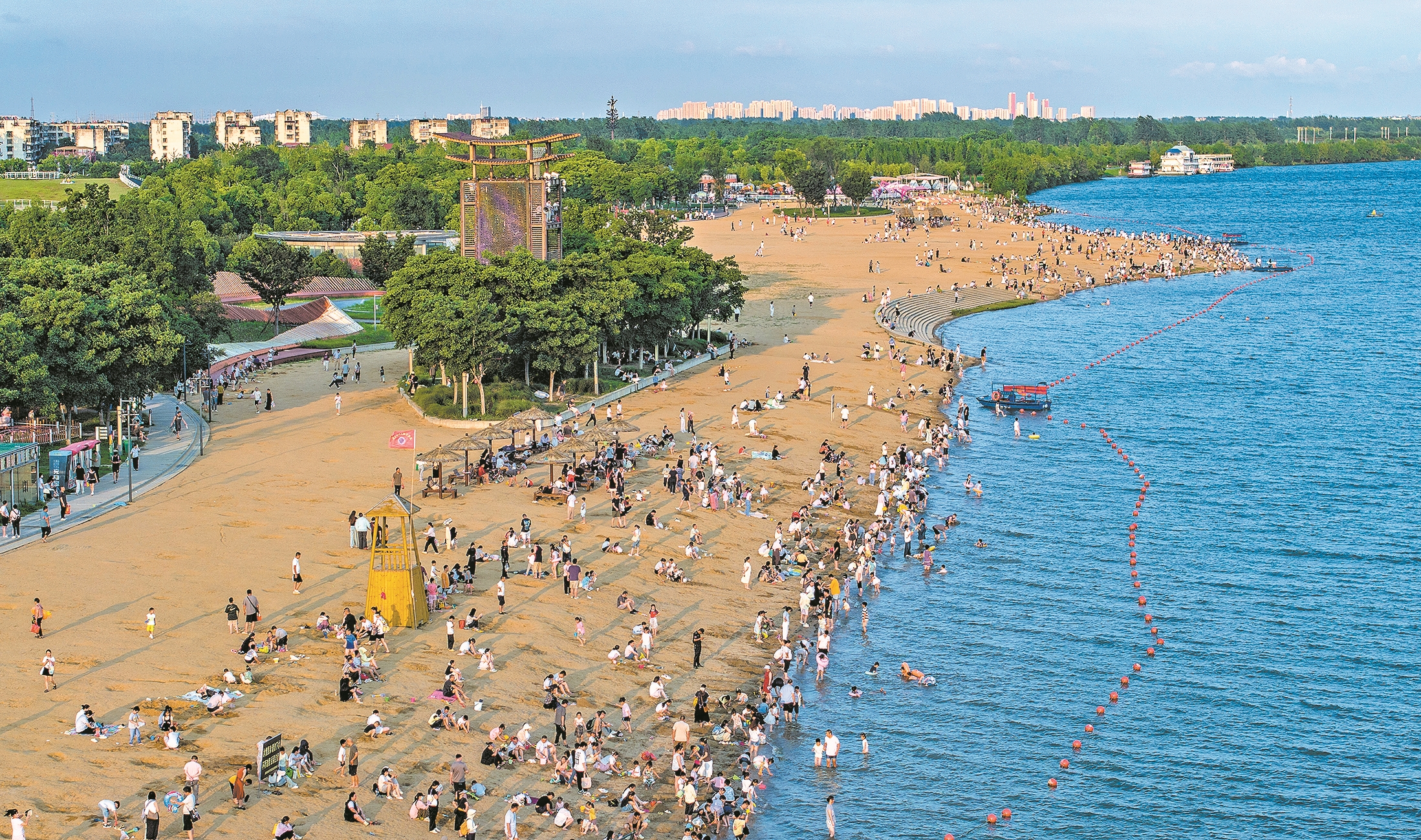 鱼梁洲快乐水岸沙滩浴场,人们亲水消暑。