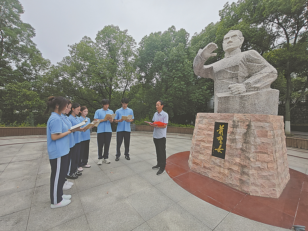 涂进喜(右一)带领学生研读经典