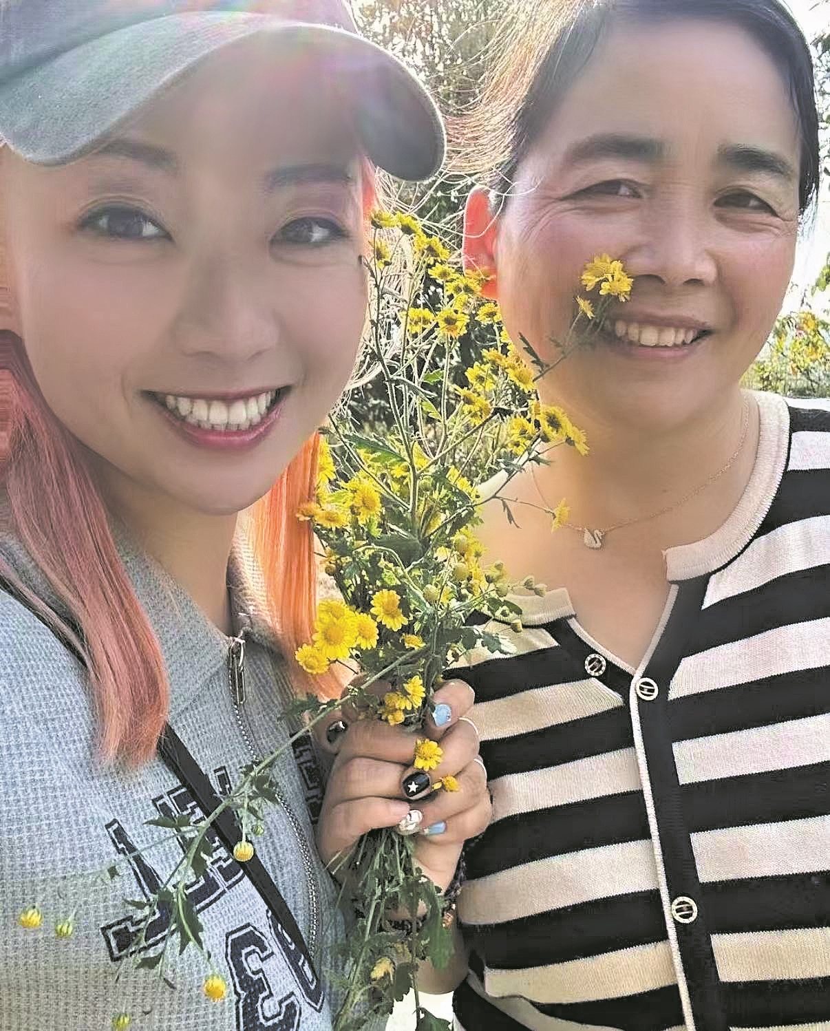 Jenny(左)和妈妈