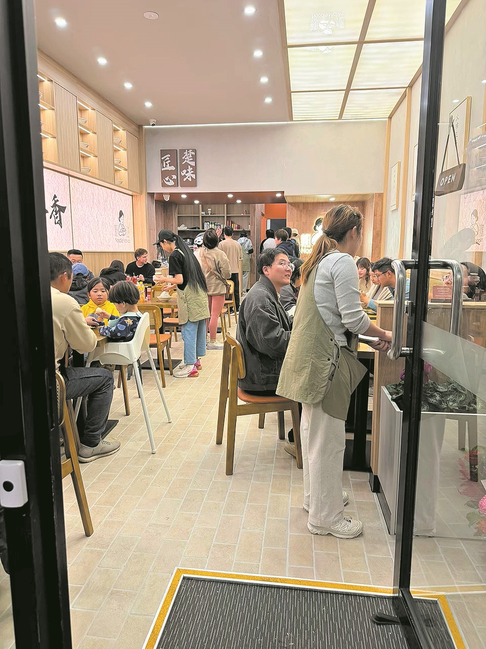 面店坐满了食客
