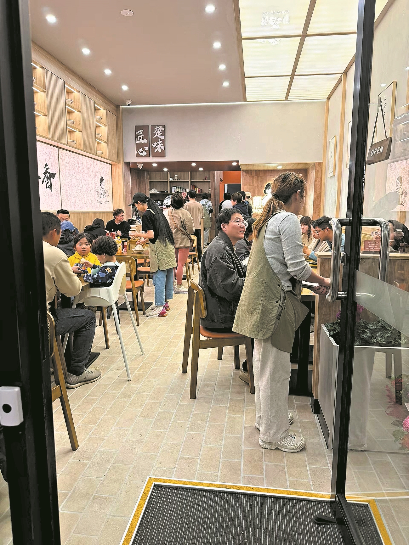 面店坐满了食客。(受访者供图)