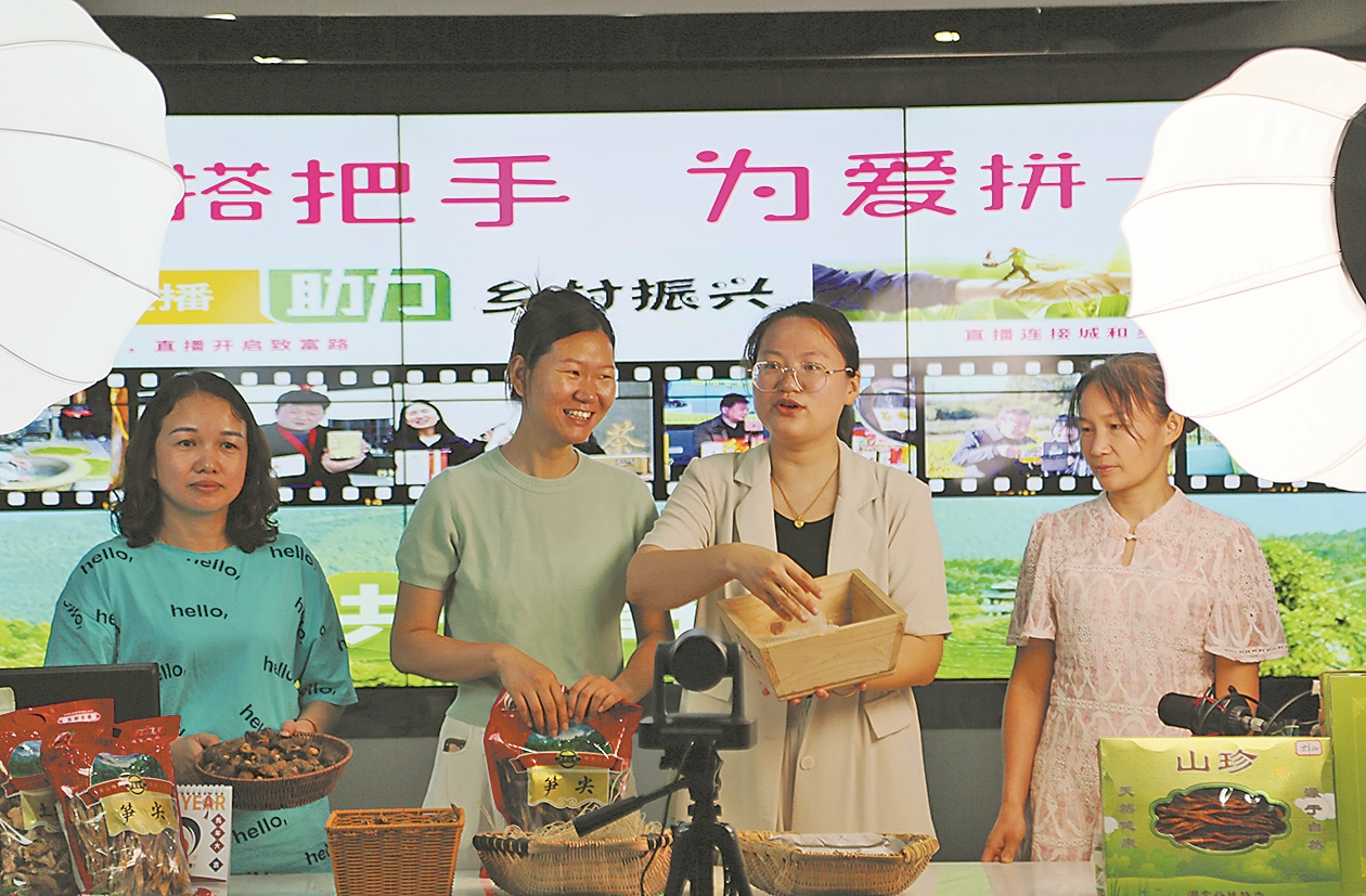 女主播直播助农。